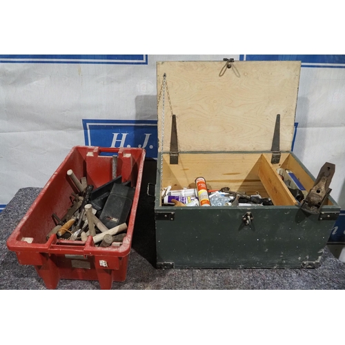 910 - Carpenters toolbox and contents to include woodworking planes, caulk guns, hammers and drills etc