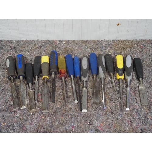 373 - Assorted woodworking chisels - 16