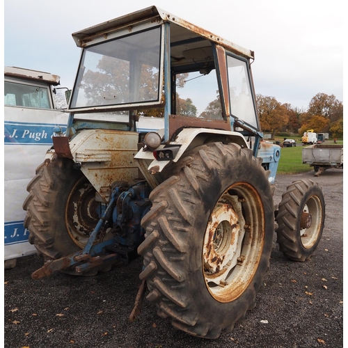 1329 - Ford 7600 4wd tractor. Starts and runs well. Dual power, load monitor, 5105 hours showing. C/w rear ... 