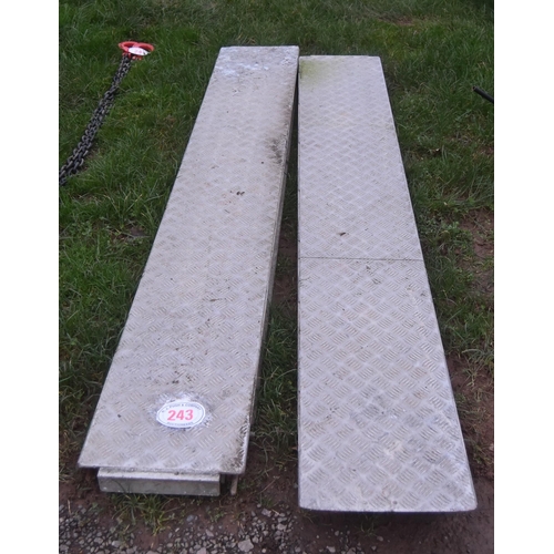 1531A - Pair of loading ramps 8ft