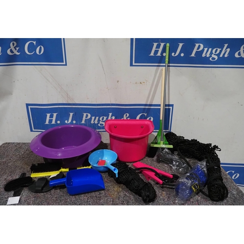 395 - Hay nets, feed scoops, manger, body brushes etc