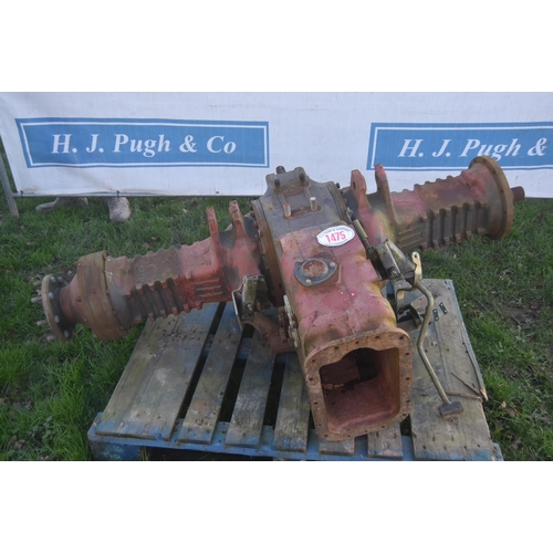 1475 - Tractor rear axle and hydraulic top cover. Believed to be Massey Ferguson 590