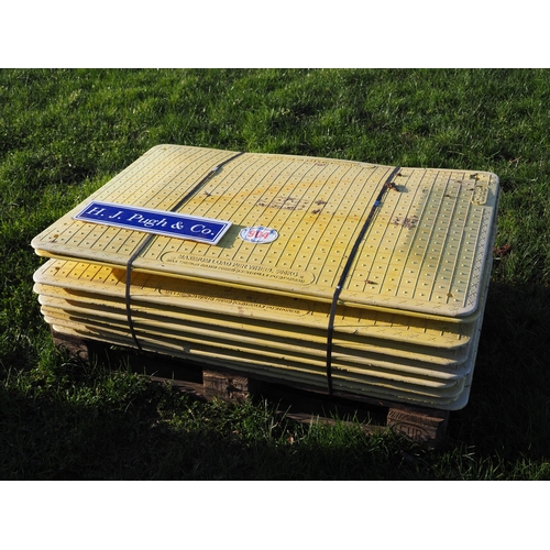 904 - Heavy duty trench mats 4x3ft - 9