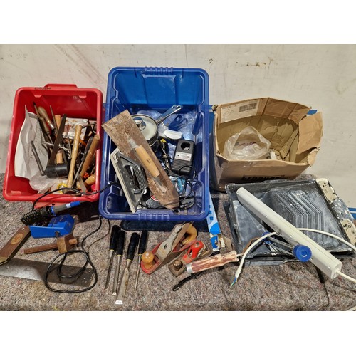 422 - Assorted hand tools to include Stanley chisels, Acorn plane, spokeshave etc