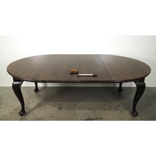 542 - Victorian extending dining table in mahogany complete with 2 leaves and winder handle H29