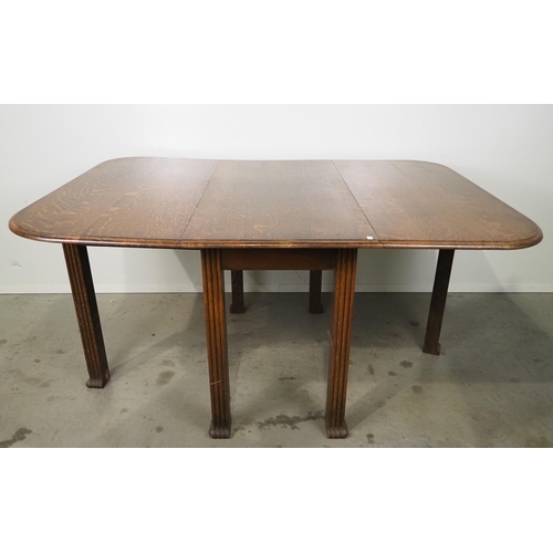 553 - Drop leaf dining table in oak H29