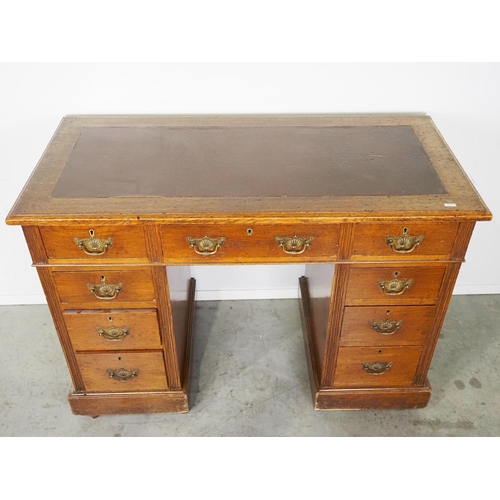 590 - Oak pedestal desk with leather top and 9 drawers H30