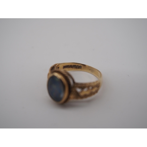 266 - 9ct Gold synthetic opal ring. Size M