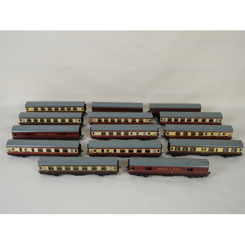 38 - Assorted Hornby OO gauge carriages - 14