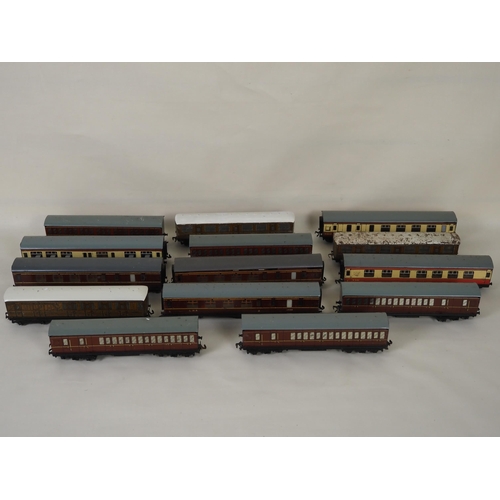 39 - Assorted Hornby OO gauge carriages - 14