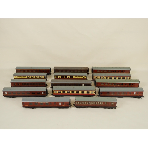 40 - Assorted Hornby OO gauge carriages - 14