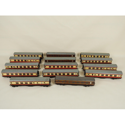 41 - Assorted Hornby OO gauge carriages - 14