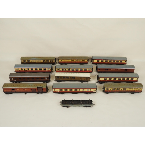 42 - Assorted Hornby OO gauge carriages - 12 and 1 wagon