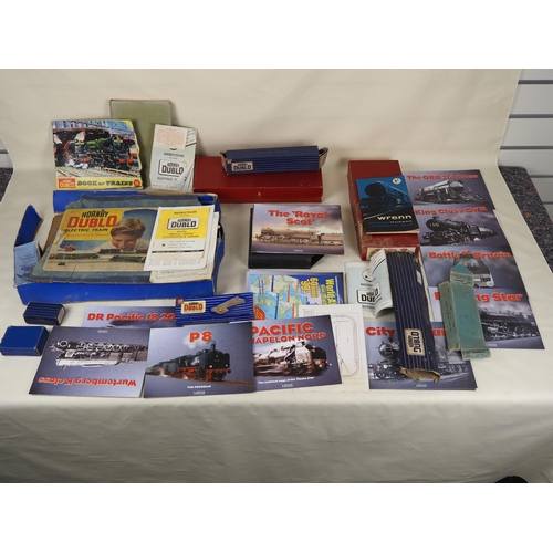 51 - Quantity of empty Hornby boxes and assorted railway literature to include Hornby the Book of Trains ... 