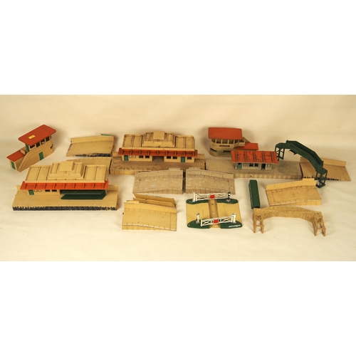54 - Hornby Dublo railway station, level crossing and other infrastructure