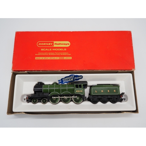 114 - Hornby R.866 LNER 4-6-0 B.12 OO gauge locomotive and tender in box