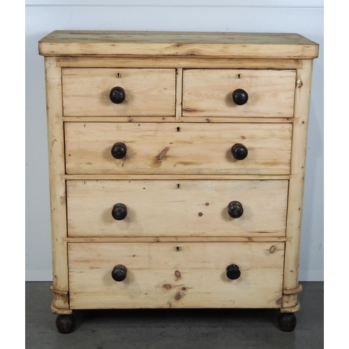 525 - Pine chest of 2 short and 3 long graduated drawers H44