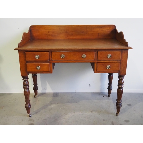 611 - Antique desk in mahogany with 5 drawers on casters H30