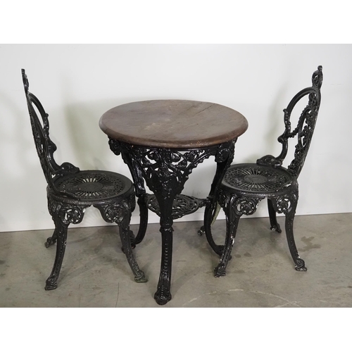 598 - Cast iron circular table with 2 cast aluminium chairs