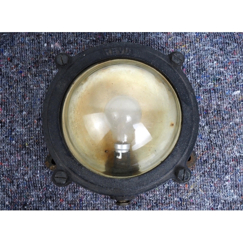 435 - Cast iron wall light 10