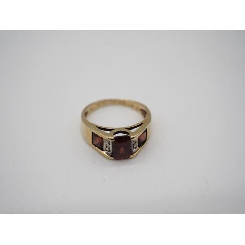 268 - 9ct Garnet ring