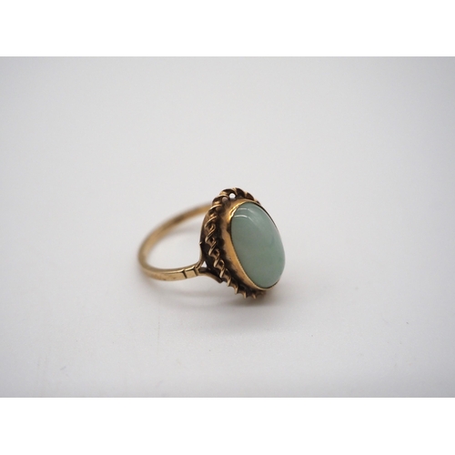 269 - 9ct Green stone ring