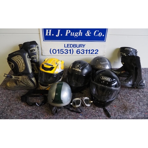 214 - Motorcycle helmets and boots