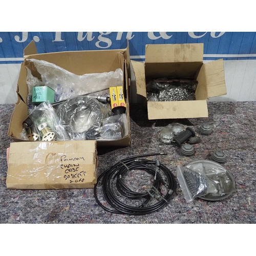 362 - Triumph 350/500 unit spares to include rocker caps, cables, clutch parts, gaskets etc