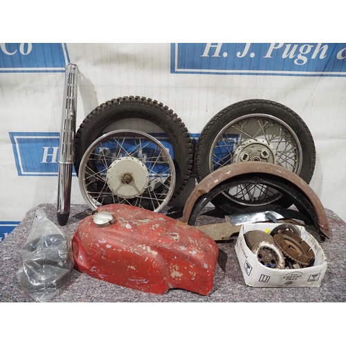 431 - Motorcycle wheels, fuel tank, mudguards etc