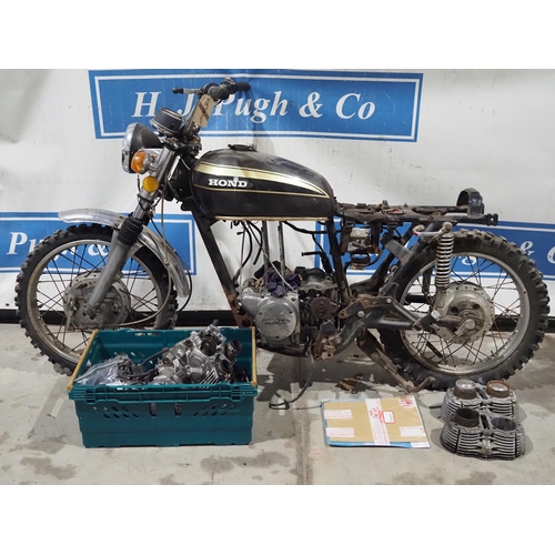 599 - Honda CL 450 project. 1972. Has had the bottom end rebuilt. Comes with Spare head, barrels, gasket s... 
