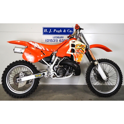 869 - Honda CR500 motocross bike. 1991. 500cc
Frame no. PEO4- 5501721
Engine no. PEO2E-5601920
Runs and ri... 