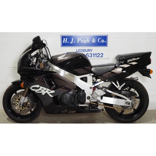 873 - Honda CBR 900 RR Fireblade motorcycle. 1993. 
Frame. SC283000139
Runs. Dutch import and comes with N... 