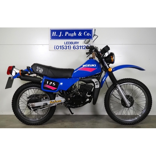 927 - Suzuki TS125ERZ motorcycle. 1996. 123cc
Frame No. SF11A122545
Engine No. 180276
Runs and rides. The ... 