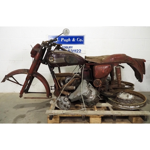 704 - Ariel 650 FH Huntmaster motorcycle project. 1959. 650cc. 
Comes with spare frame. Project includes, ... 