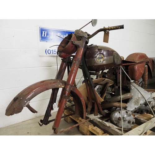704 - Ariel 650 FH Huntmaster motorcycle project. 1959. 650cc. 
Comes with spare frame. Project includes, ... 