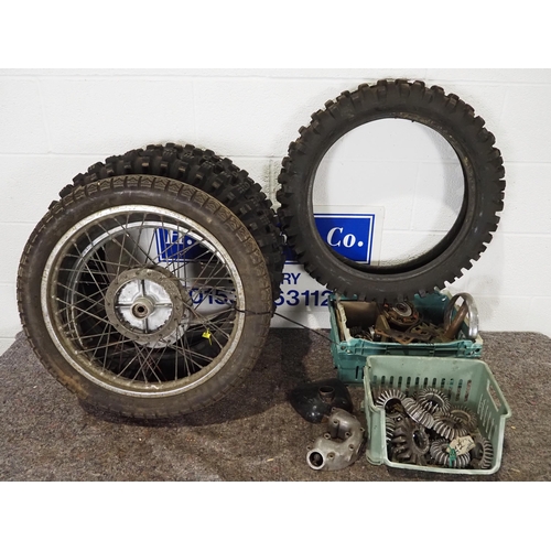 718 - Various motorcycle wheels, tyres, rocker covers and spares