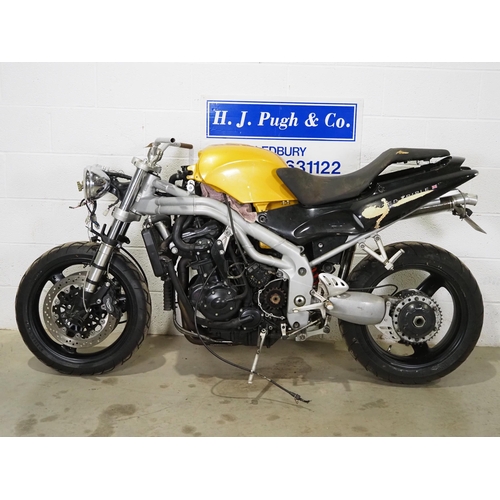 720 - Triumph Daytona 955I motorcycle project. 1999. 955cc. 
Frame No. SMTTE502LRY090632.
Property of a de... 