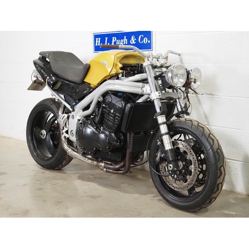720 - Triumph Daytona 955I motorcycle project. 1999. 955cc. 
Frame No. SMTTE502LRY090632.
Property of a de... 