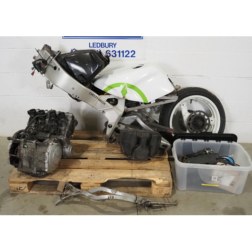 721 - Yamaha FZR400 project. 1988. 
Frame No. 1WG-045336.
c/w Engine, frame, wheels and other parts. 
Reg ... 