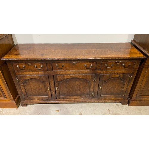 580 - Brights of Nettlebed sideboard in oak with 3 drawers and 3 cupboards H30