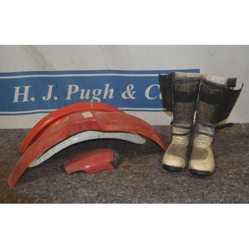 510 - Pair of Wolf boots size 11 and mudguards