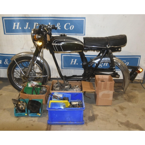 517 - Honda CB350 project. 1974. 325cc. Comes with large quantity of parts including engine parts, carbure... 