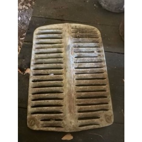 240 - Massey Ferguson 35 grille