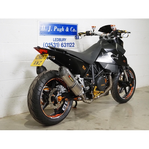 827 - KTM 690SM Supermoto motorcycle. 2007. 654cc
Runs and rides. Comes with owners manuals, service manua... 