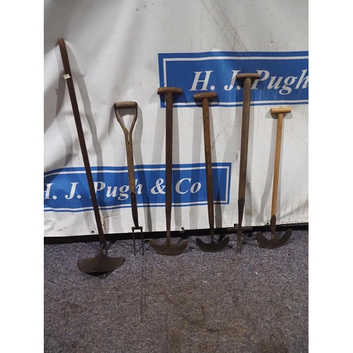 135 - Vintage garden tools to include edgers, grubber, etc. - 6