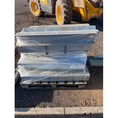 1048 - Pallet of steel lintels