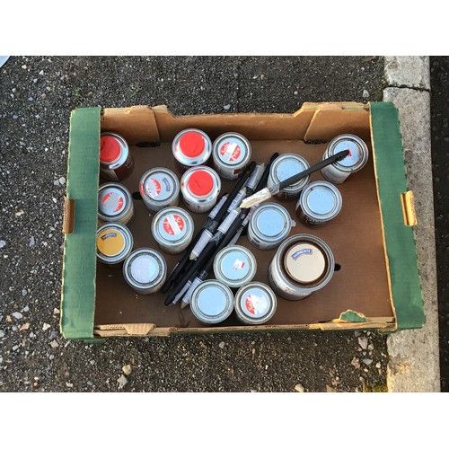 975 - Box of Hammerite paints