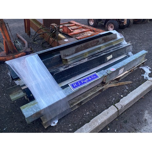 1050 - Pallet of steel lintels