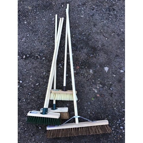 803 - Various brooms - 5