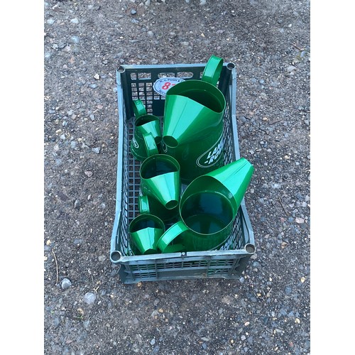 834 - Oil jugs - 5